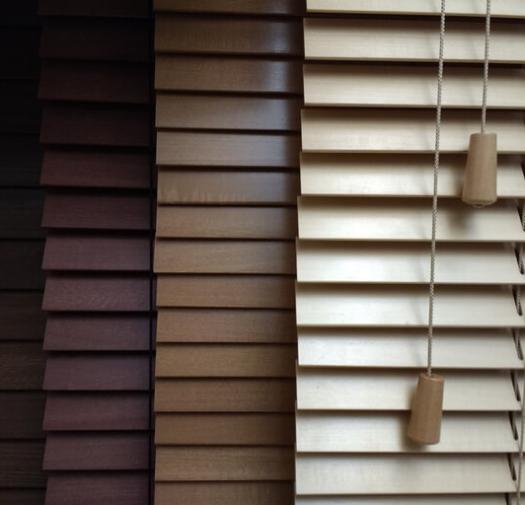 Dimensioneringsinstructies voor 25 mm houten jaloezieën op een raamkozijn.